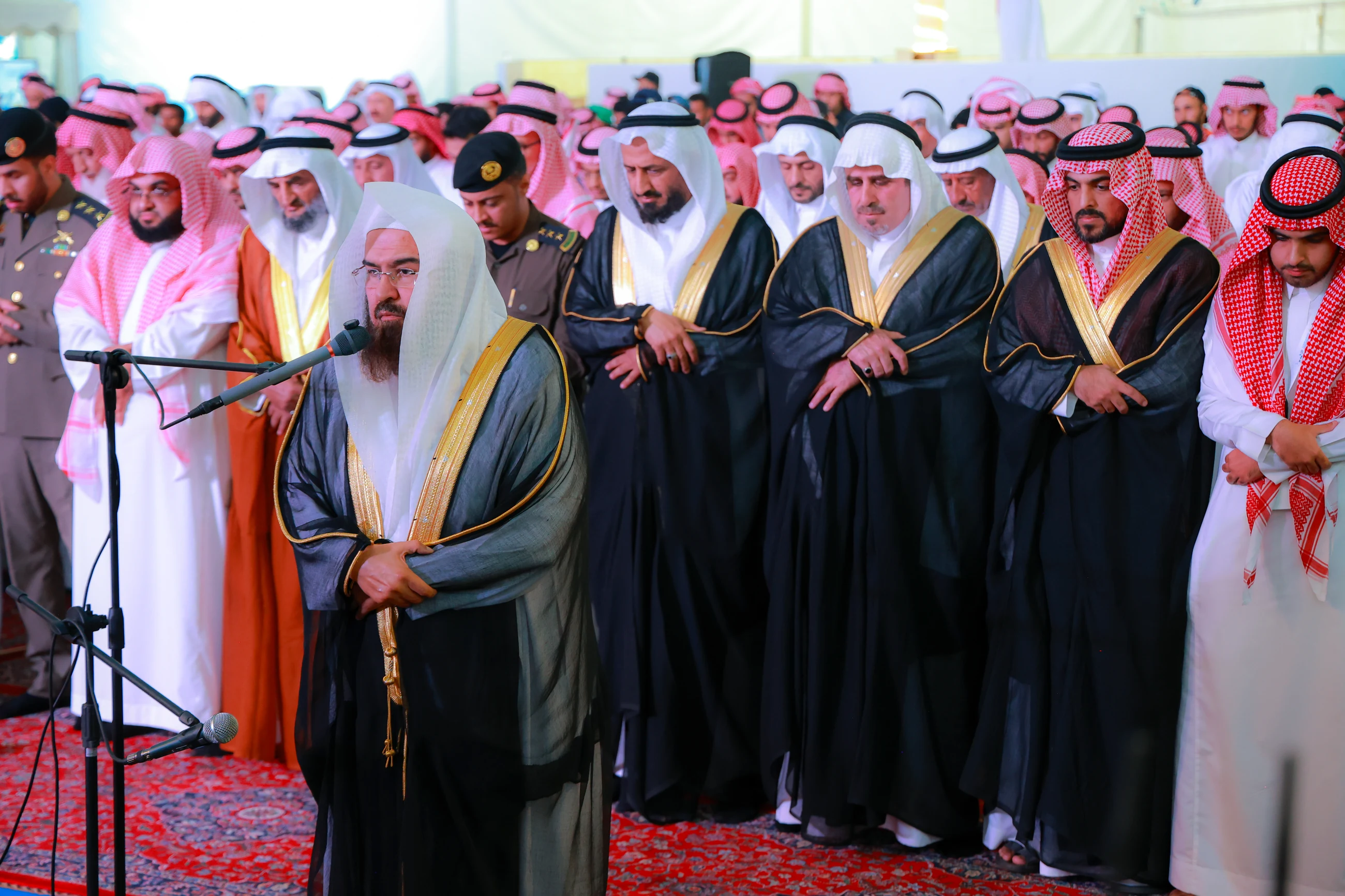 معالي الشيخ السديس إماماً في صلاة المغرب